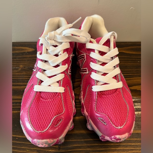 New Balance Kids' Sneakers in Pink and White - Picture 6 of 8